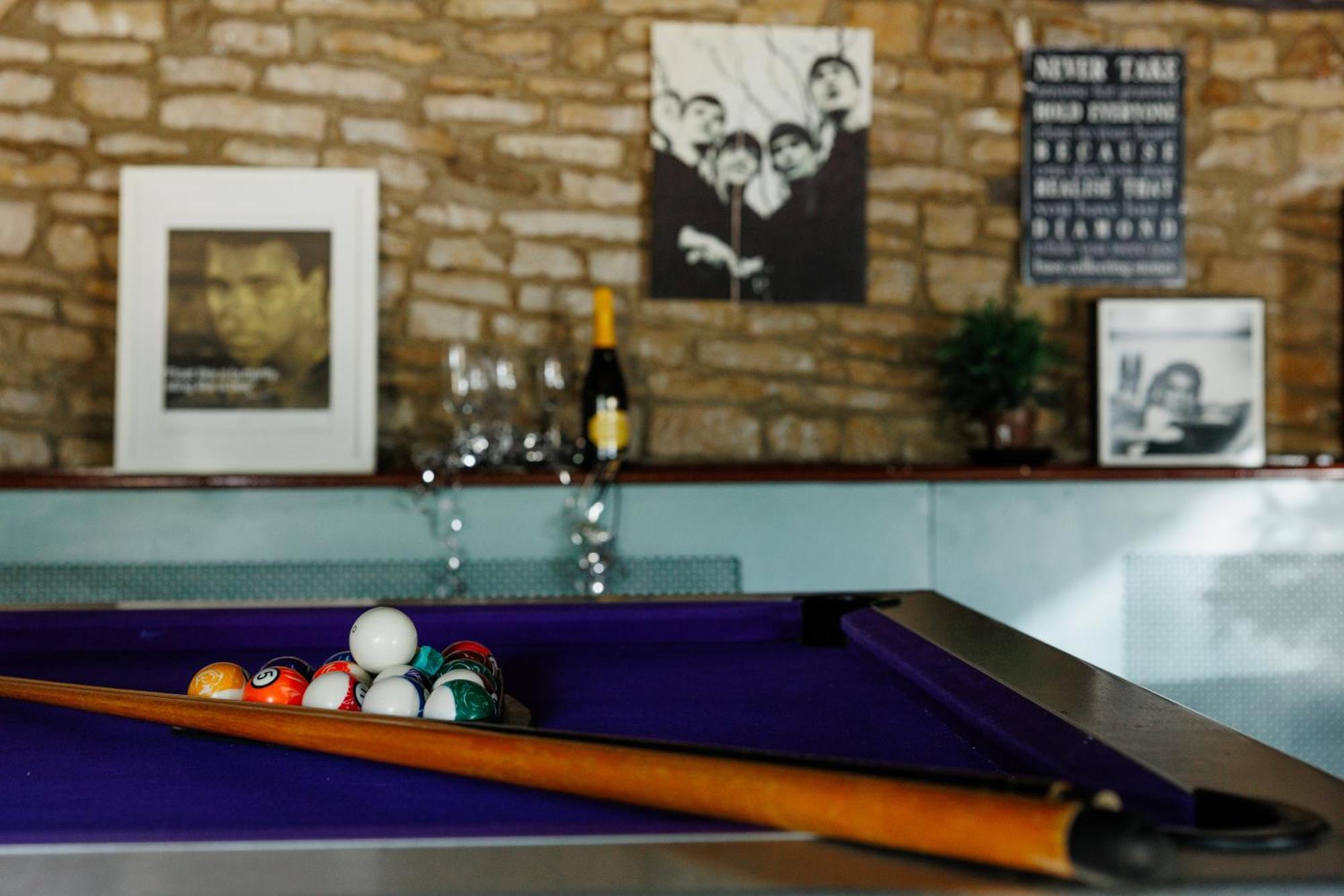 The West Barn Near Bath, Sleeps 24 And 2 Hot Tubs Villa บริสตอล ภายนอก รูปภาพ