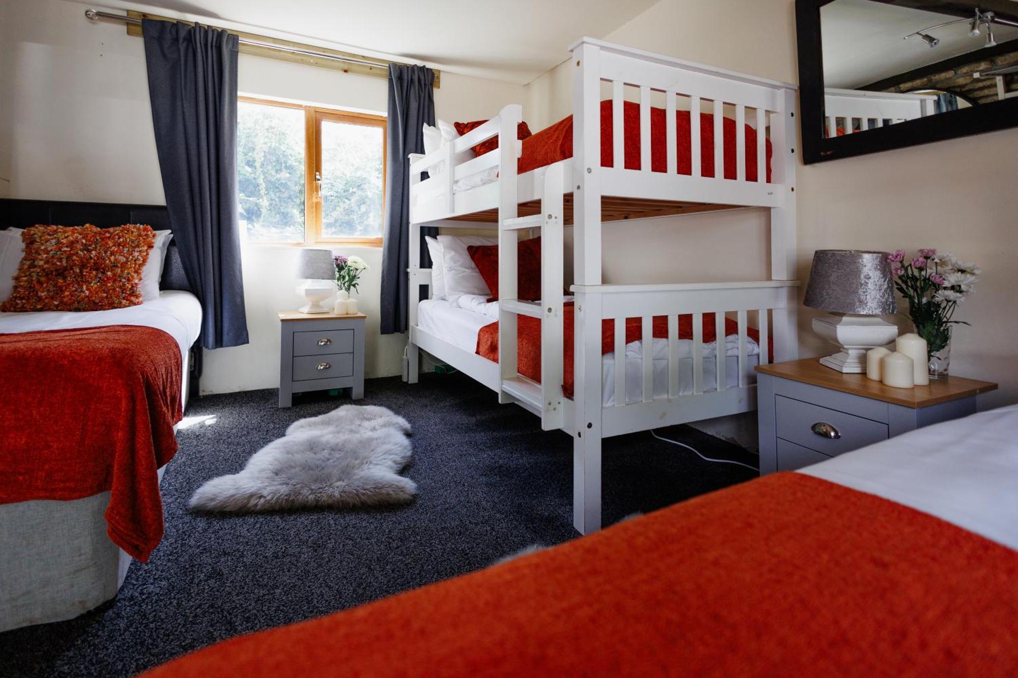 The West Barn Near Bath, Sleeps 24 And 2 Hot Tubs Villa บริสตอล ภายนอก รูปภาพ