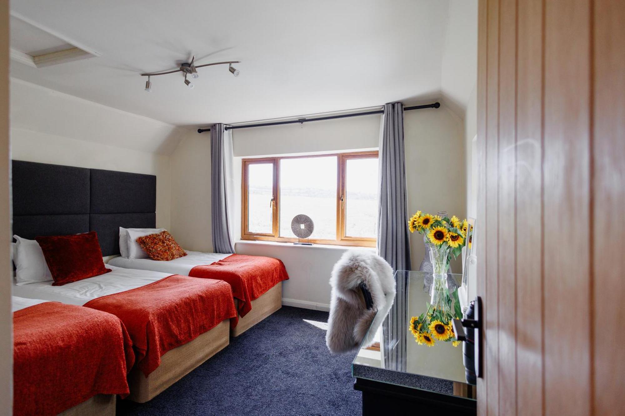 The West Barn Near Bath, Sleeps 24 And 2 Hot Tubs Villa บริสตอล ภายนอก รูปภาพ