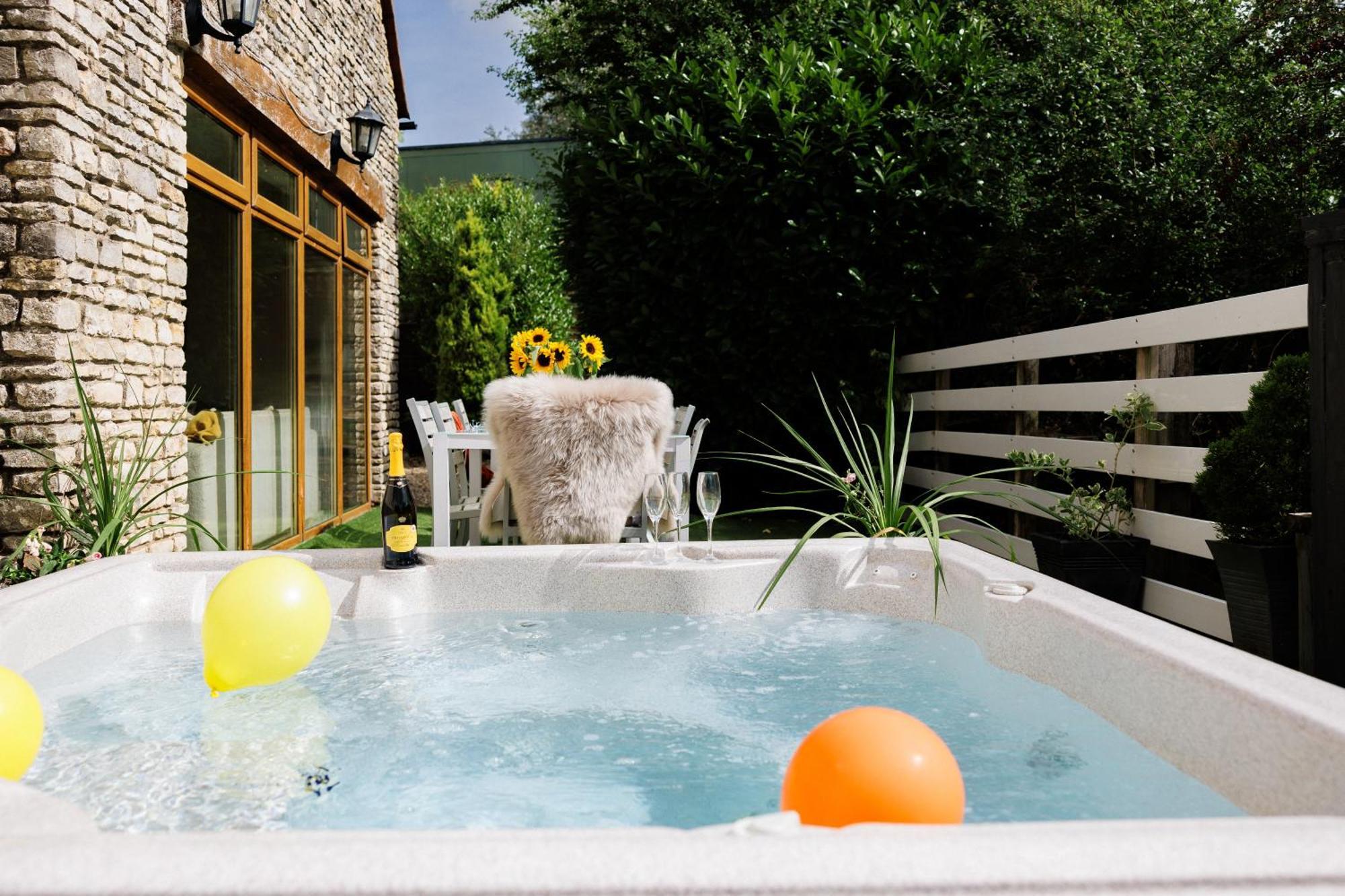 The West Barn Near Bath, Sleeps 24 And 2 Hot Tubs Villa บริสตอล ภายนอก รูปภาพ