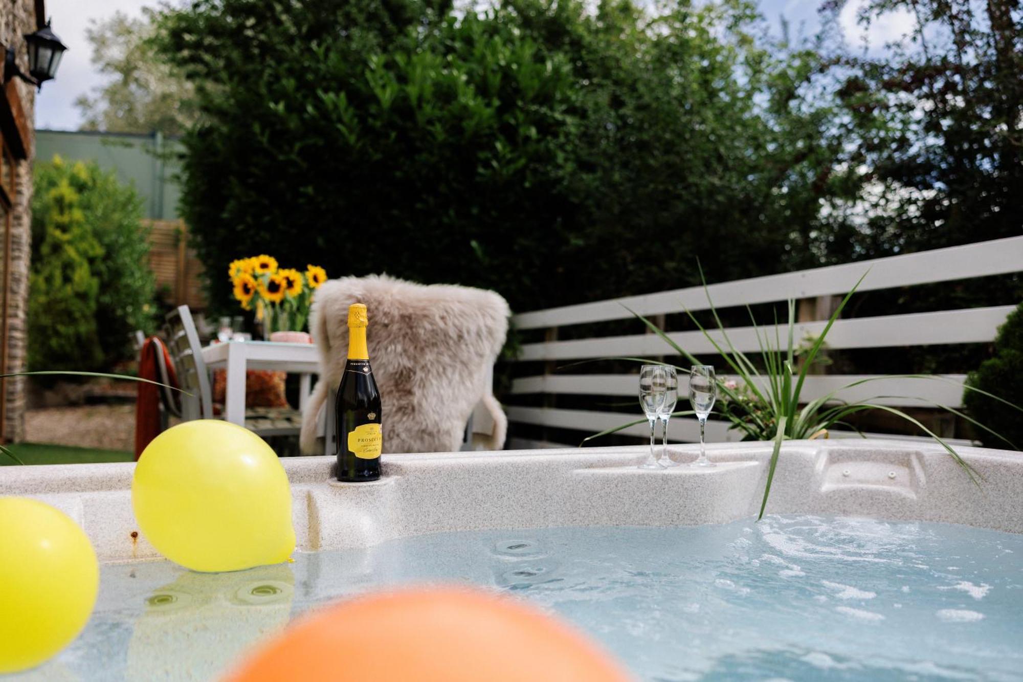 The West Barn Near Bath, Sleeps 24 And 2 Hot Tubs Villa บริสตอล ภายนอก รูปภาพ