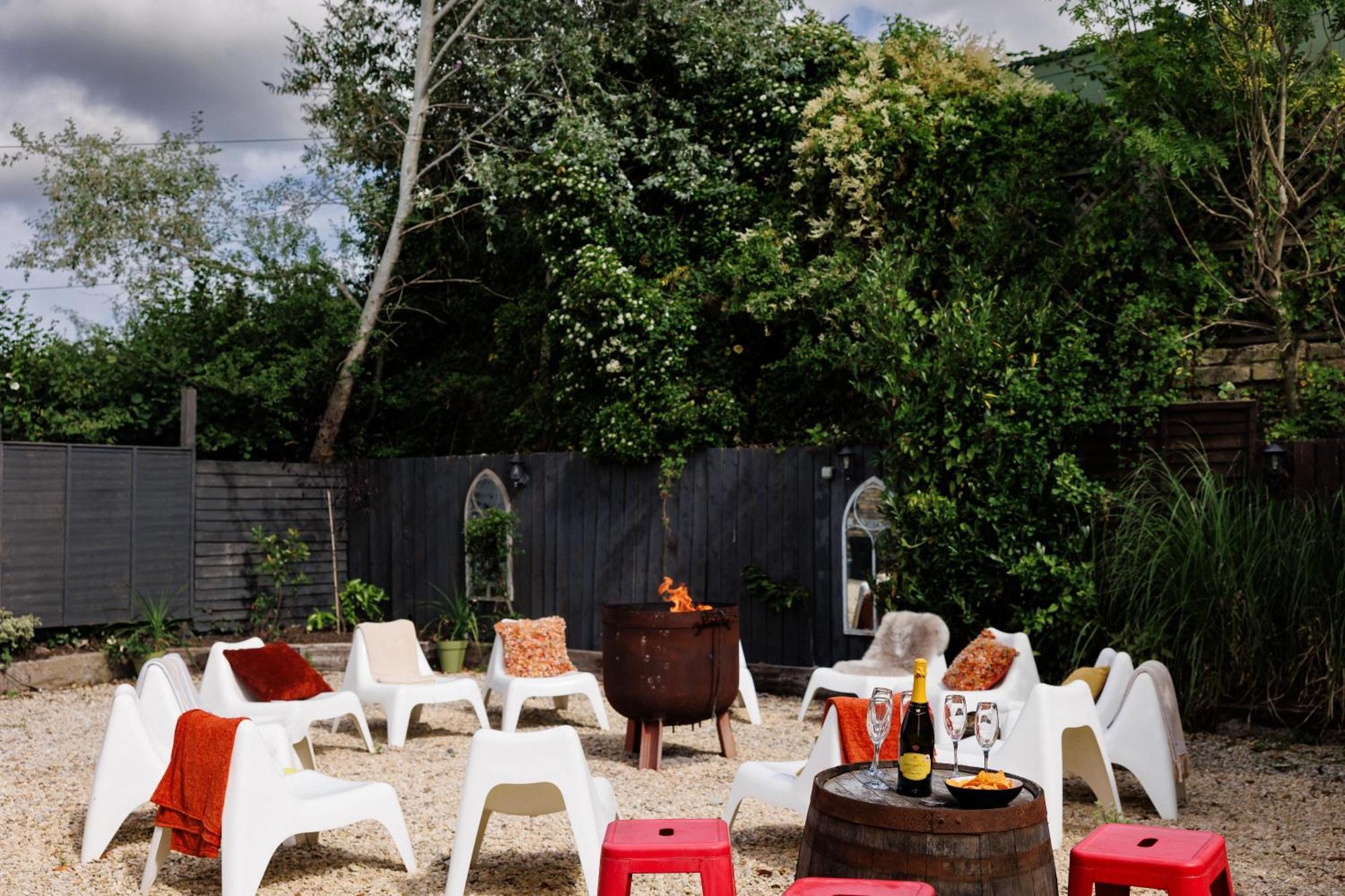 The West Barn Near Bath, Sleeps 24 And 2 Hot Tubs Villa บริสตอล ภายนอก รูปภาพ