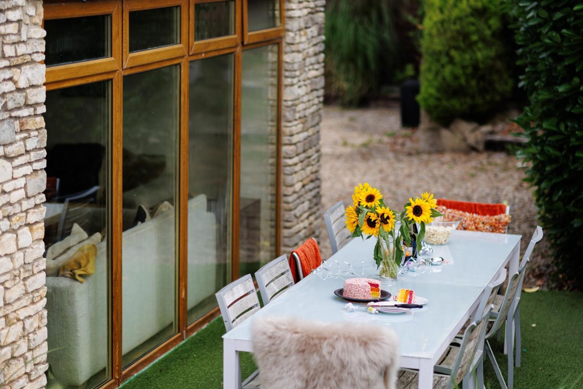 The West Barn Near Bath, Sleeps 24 And 2 Hot Tubs Villa บริสตอล ภายนอก รูปภาพ
